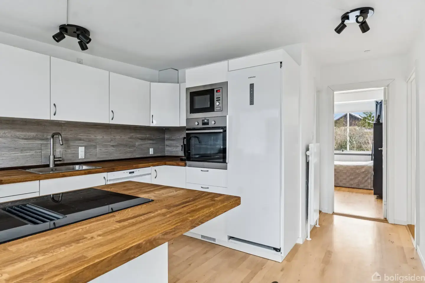 Velholdt og moderne enderækkehus – attraktiv beliggenhed i Næsby