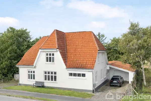 Skøn villa med udsigt over åbne marker – masser af plads til hele familien