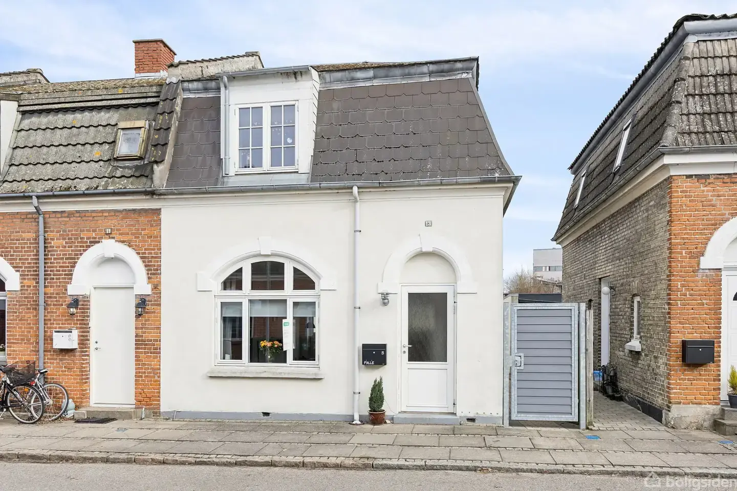 Flot byhus centralt i Nykøbing F. - tæt på alt