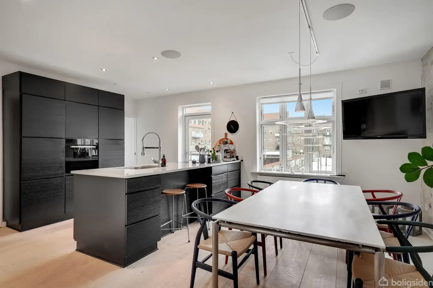 FANTASTISK LEJLIGHED PÅ 147 KVM, KØKKEN/ALRUM, STOR ALTAN OG 3 SEPARATE VÆRELSER