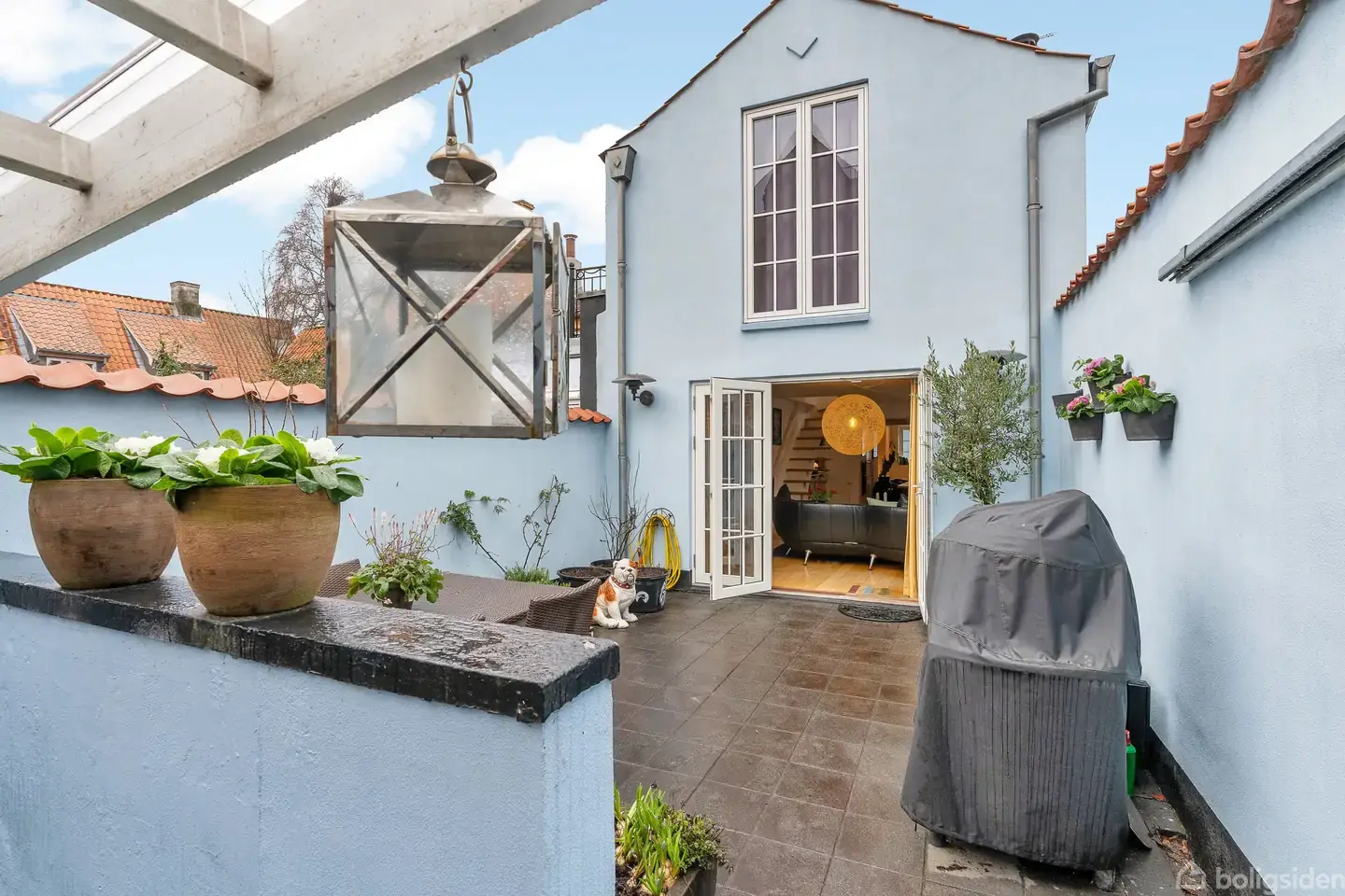 Charmerende byhus med egen p-plads, sydvendt gårdhave, midt på ikoniske Møllestien