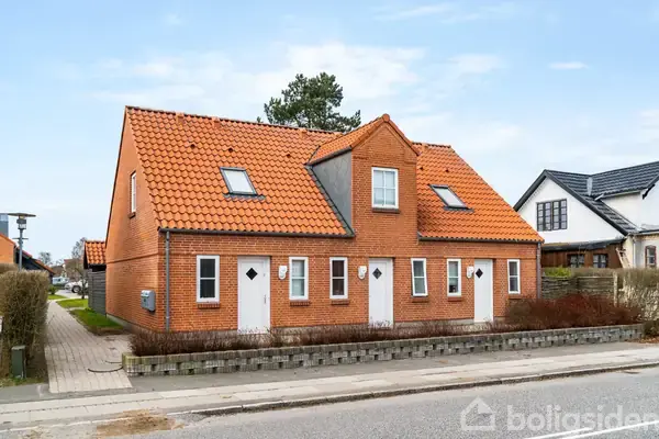 Indflytningsklar og særdeles velholdt andelsbolig i 1½ plan med ekstra disponibelt rum – attraktiv placering tæt på letb