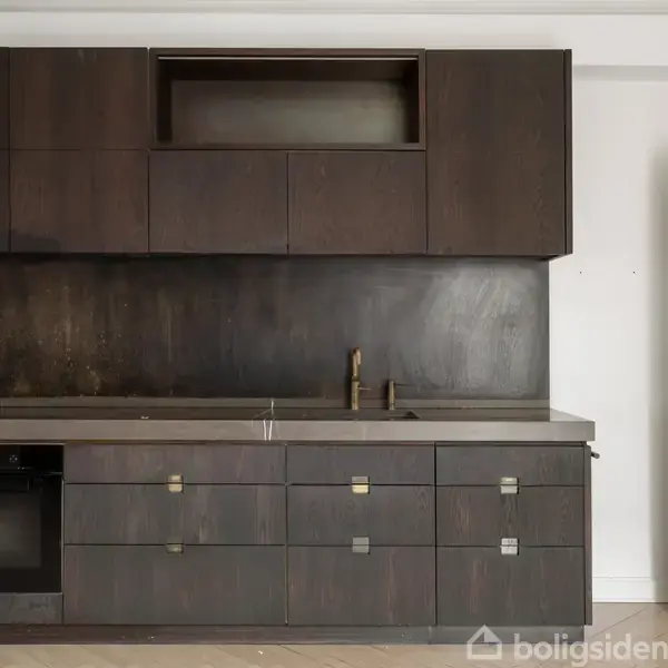 Mørk træbeklædt køkken med integreret ovn og vask, stille i et rent og minimalistisk rum. En hvid dør står åben til højre for skabene.