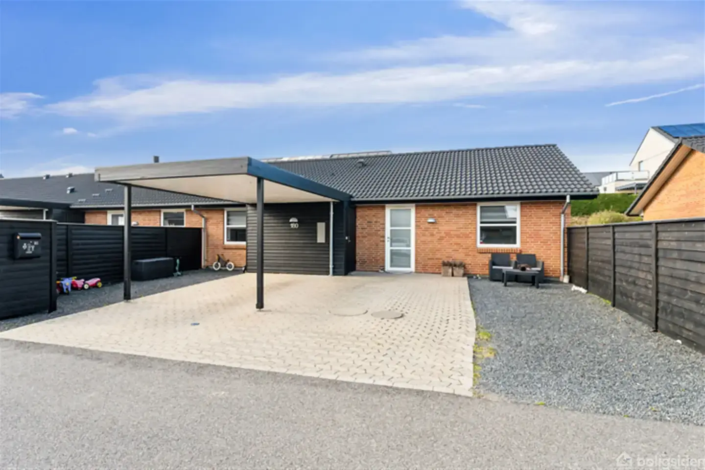 Indflytningsklart 1-plans rækkehus med lukket have i det rolige og familievenlige Sabro