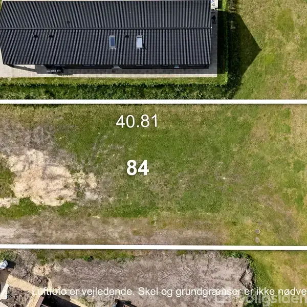 Rektangel markeret på græsplæne med dimensioner: 40.81 x 19.63 x 19.54 meter. Tallet "84" står centralt. Tekst: "Skel og grundgrænser er ikke nødvendigvis korrekte".