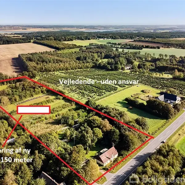 Luftfoto viser et åbent landskab med marker og træer. En rød linje markerer et areal. Tekst indeholder "Vejledende - uden ansvar" og "Anslået placering af ny bolig ca. 140-150 meter fra vejen."