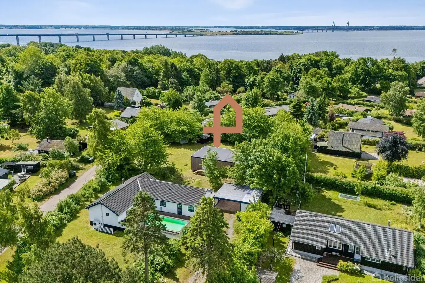 Markant, moderne og velkomponeret sommerhus med havkig