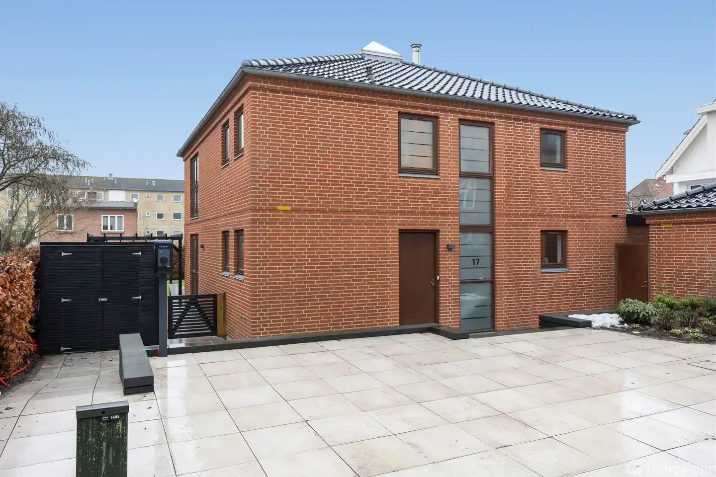 Fuldmuret og gennemført arkitekttegnet villa fra 2002 på Christiansbjerg