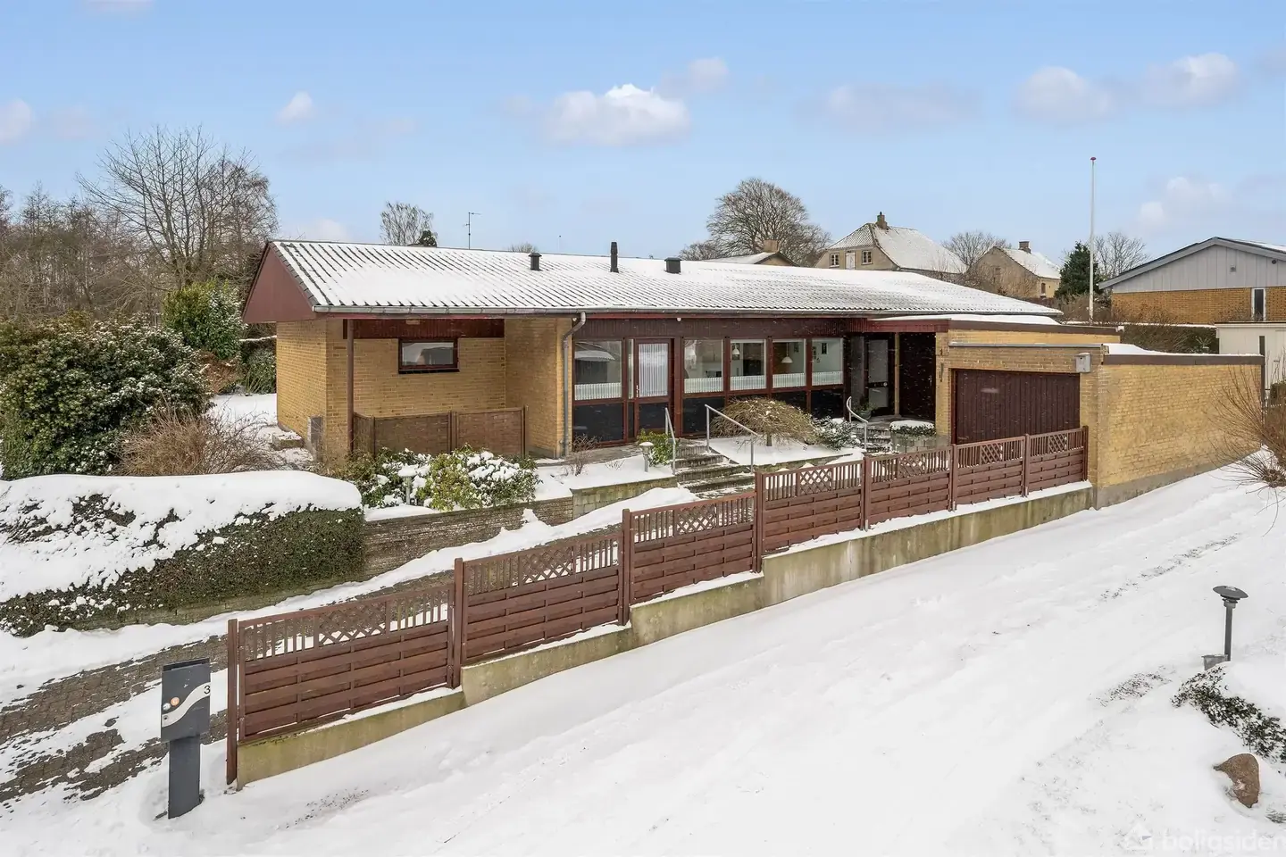 Velholdt og indflytningsklar villa med skøn udsigt