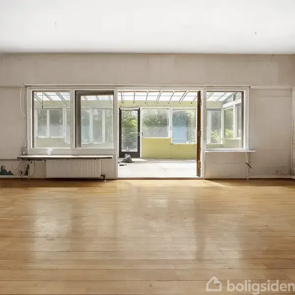 Stue med trægulv åbner op til en lys udestue gennem skydedøre. Udestuen har vinduer på tre sider og grønt udenfor. En radiator er placeret under vinduet.