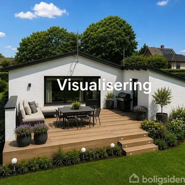 Et hvidt hus med en træterrasse er omkranset af en velplejet have. På terrassen står havemøbler og planter. Over billedet er teksten "Visualisering".