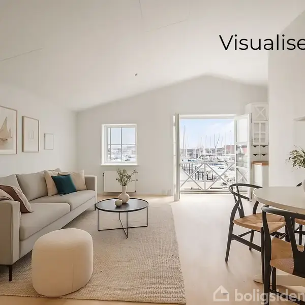 En lys stue med en grå sofa placeret ved siden af et lille bord. Et bord med stole står til højre. Store vinduer og terrasse dør fører ud til en altan. Tekst: "Visualisering".