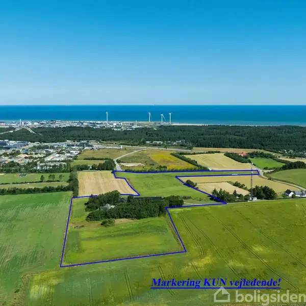 Landareal markeret med blå linje omfavner marker med spredte træer, ligger nær kysten og en by med vindmøller. Tekst: "Markering KUN vejledende".