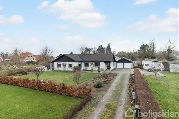 Villa tæt ved vandet.