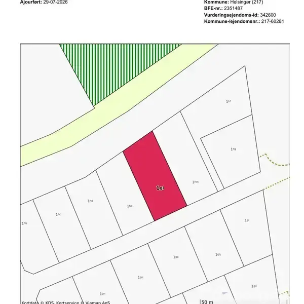 Rødt rektangulært område mærket "1gl" er placeret blandt hvide plotter på et kort. Omkringliggende områder viser andre numeriske plotuddelinger og en grøn skovkant markeret med skrå linjer.