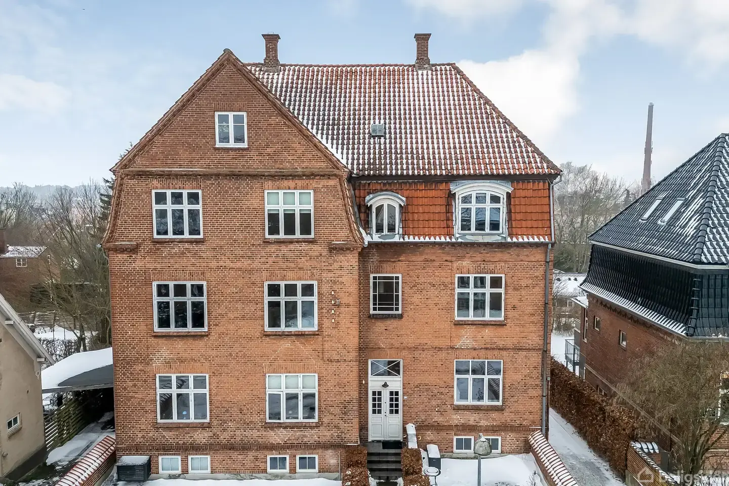 Mondæn 2-værelses ejerlejlighed i centrum – 3 m til loft og stor altan