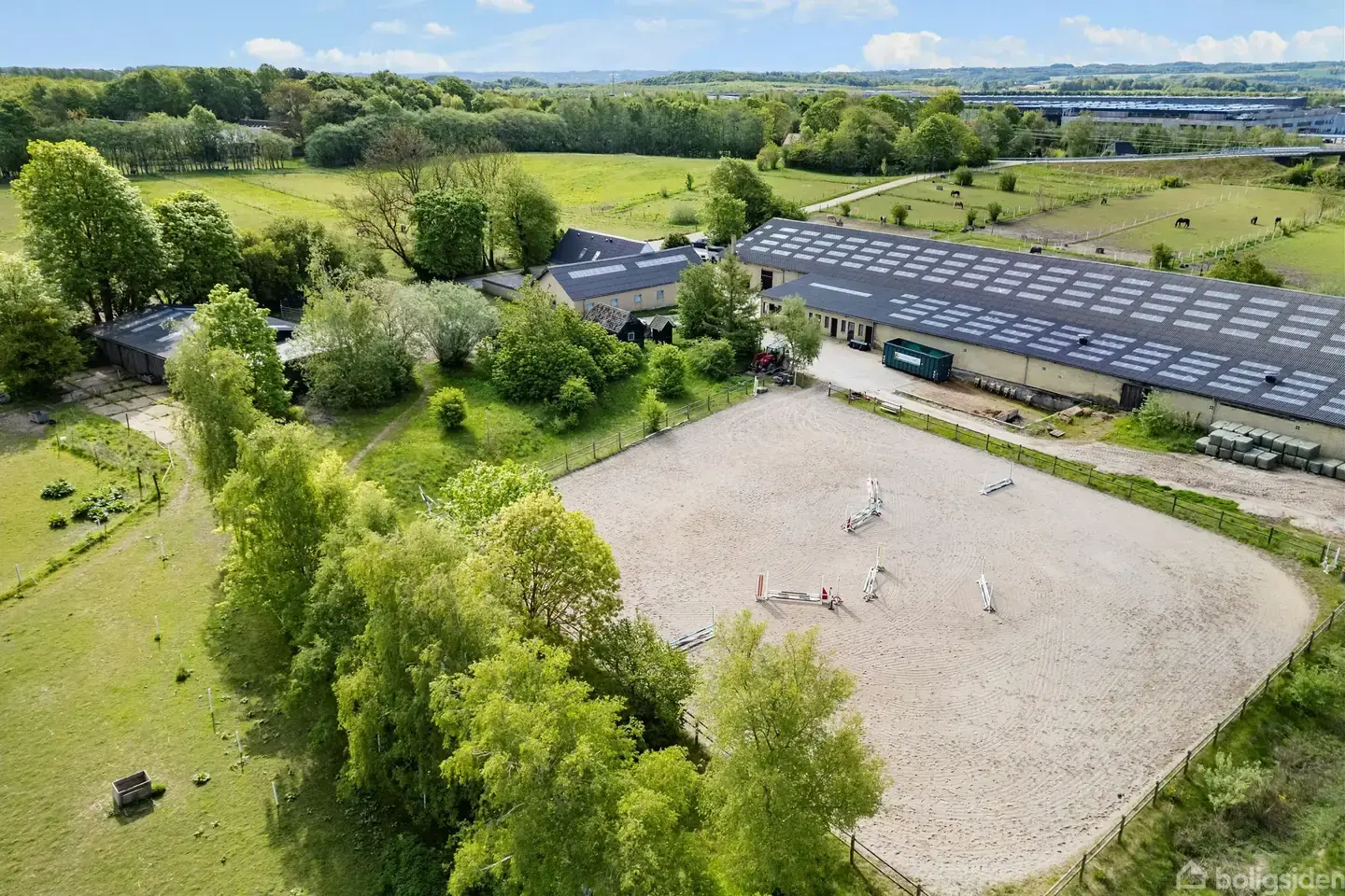 Velbeliggende ridecenter direkte ved True Skov