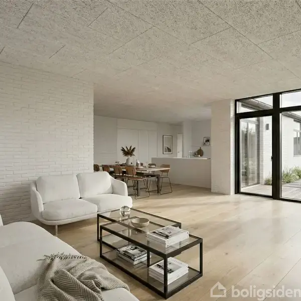 En moderne stue med hvide sofaer og et glasbord, der står i et lyst, minimalistisk rum. Store vinduer til venstre åbner udsigten til en terrasse og have.