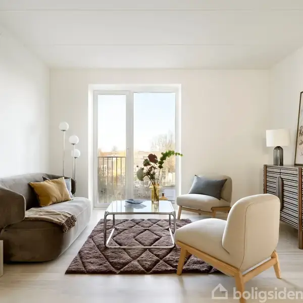 Stue med sofa og lænestol, hvor bordet i midten har en vase med blomster. Store vinduer lukker lys ind i det lyse rum. Mørkt træskab og lamper som dekoration.