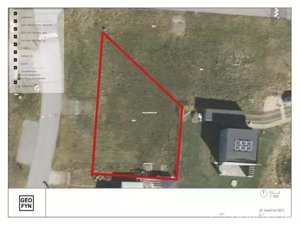 En matrikel er indrammet med en rød linje, med en bygning ved siden af og en vej til venstre. Der står "GEOFYN" i nederste venstre hjørne. Dato: 23. november 2021.
