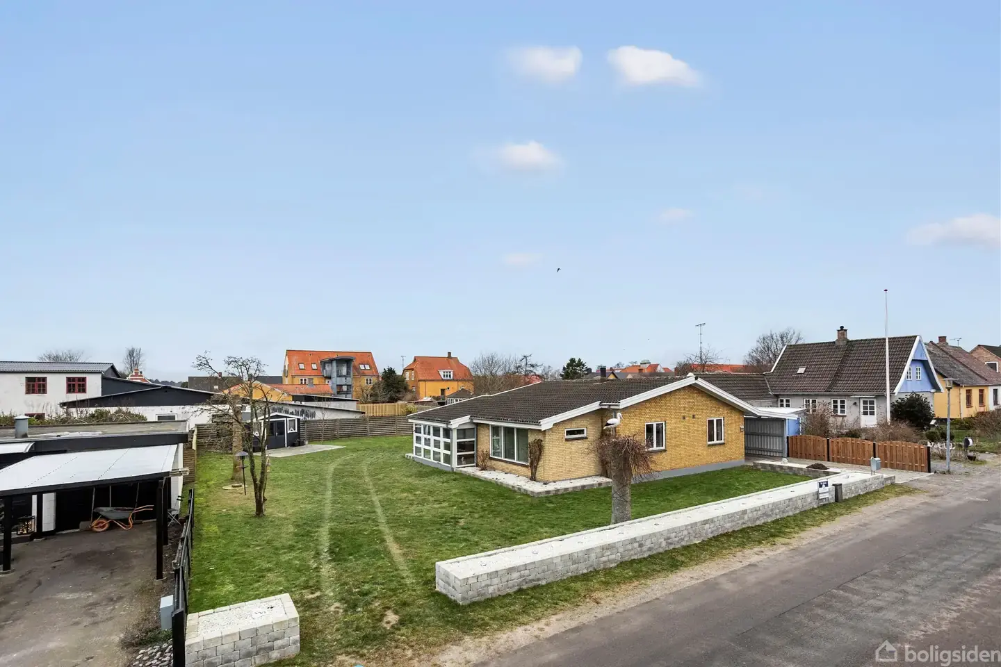 Indflytningsklar 1-plansvilla med god garage og værksted - på stille vej i Pedersker