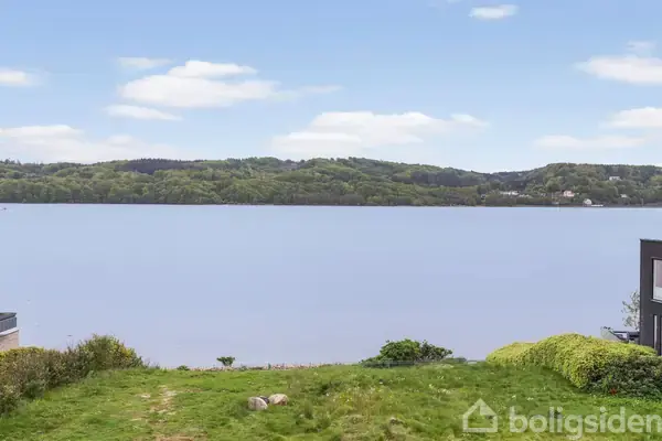 Mulighedsrig grund med fantastisk view i Bredballe