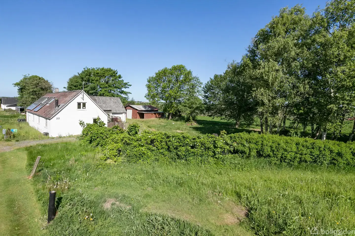 Villa på stor grund i landlige omgivelser.