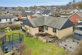 Villa på Nørrevangen 76, 8382 Hinnerup