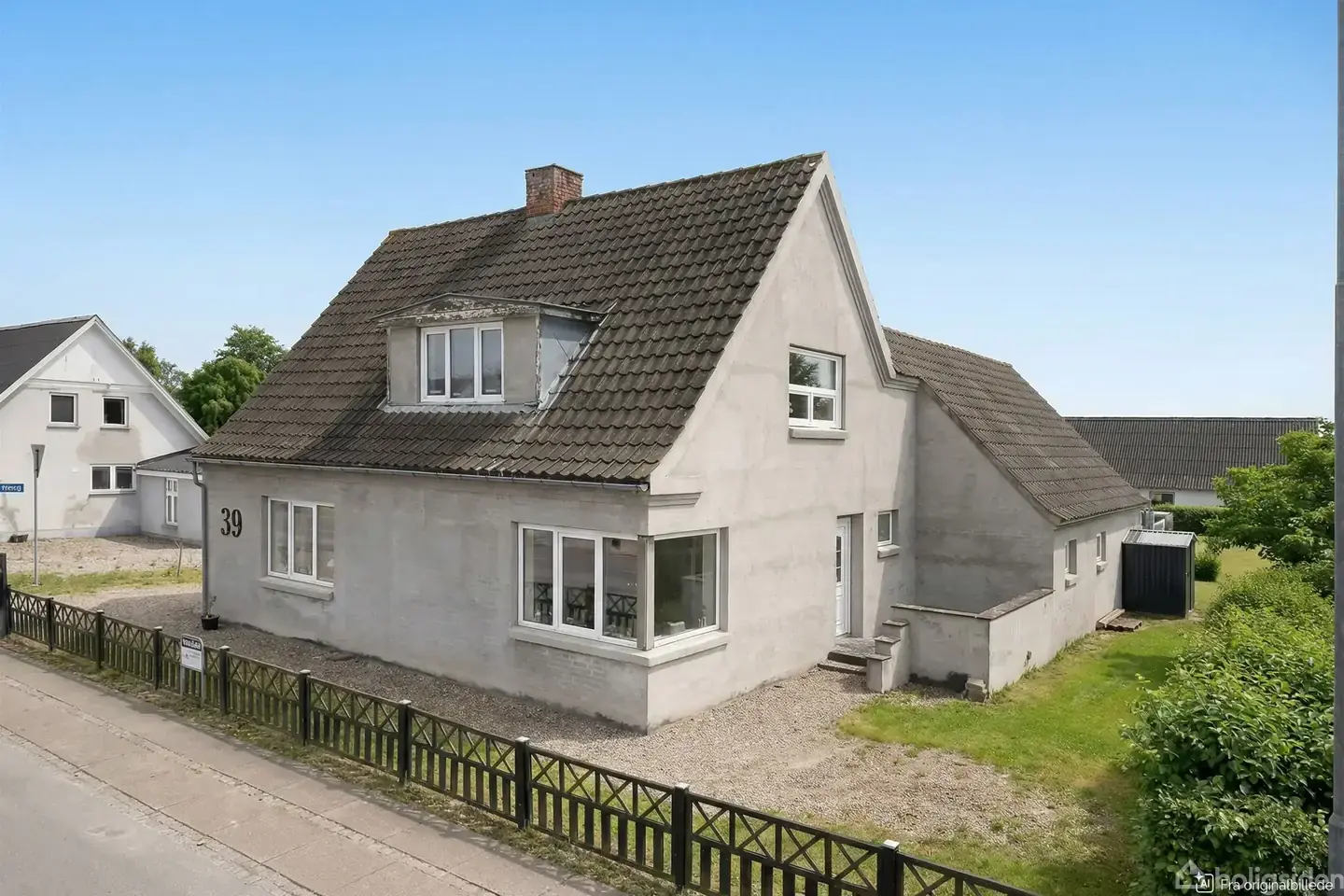 VELHOLDT OG INDBYDENDE VILLA MED GOD INDRETNING I HALVRIMMEN