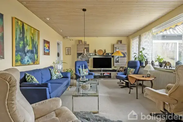 Familiedrøm med masser af plads og grøn oase i haven