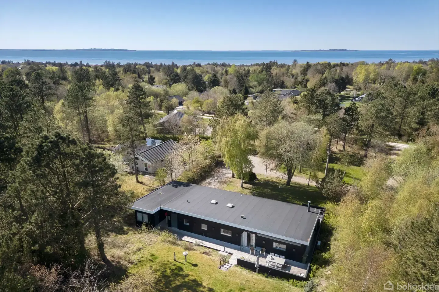 Moderne sommerhus med 3 værelser, 2 badeværelser og skønne terrasser