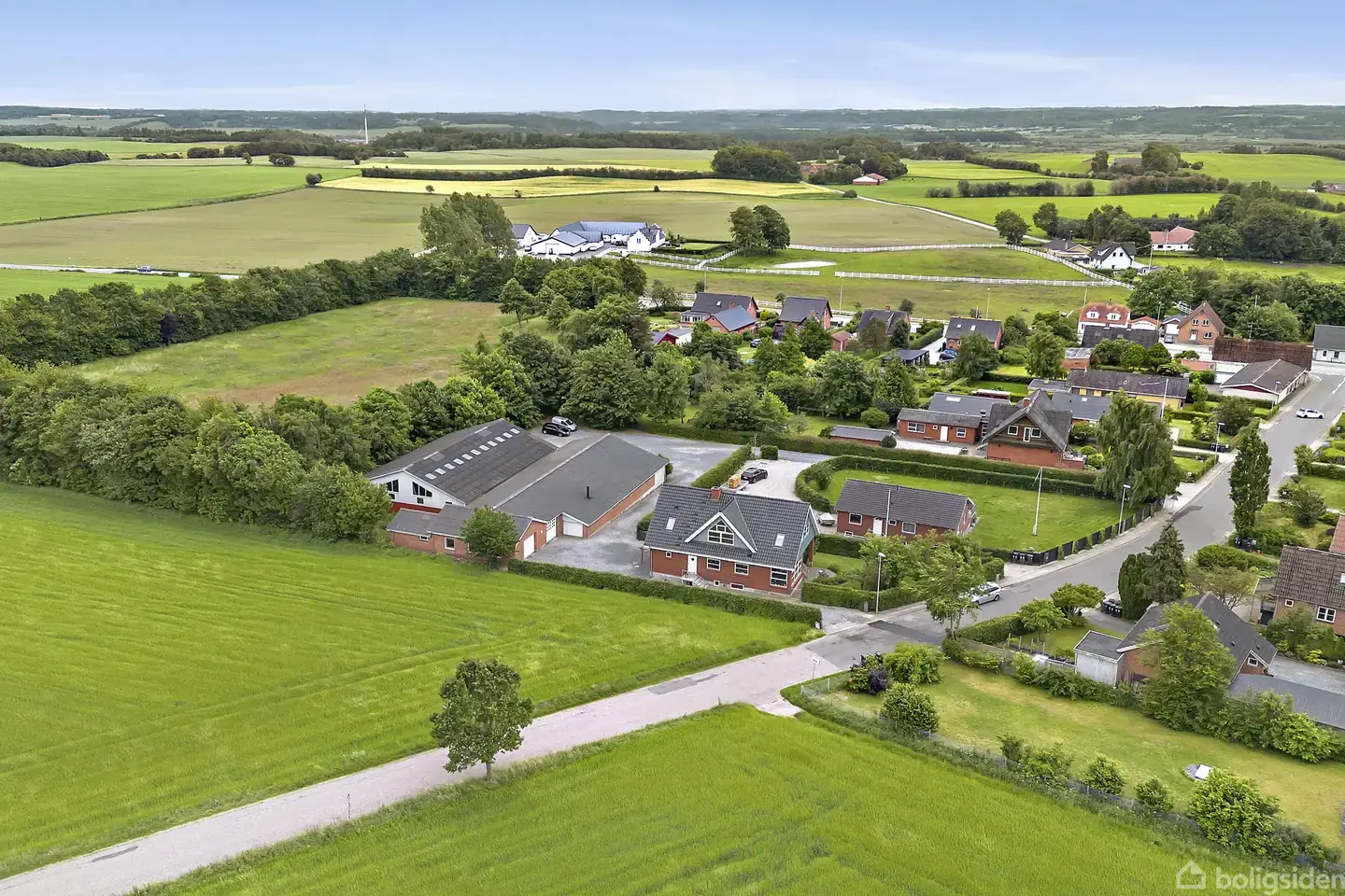 Gennemrenoveret villa med 782 kvm. værksted/lagerbygninger i høj kvalitet.