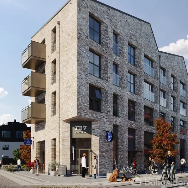 En moderne murstensbygning med altaner. Teksten på udhængsskiltet er "EBV Kaffebar". Bygningen er omgivet af mindre træer med efterårsfarver, og en klar himmel ses i baggrunden.