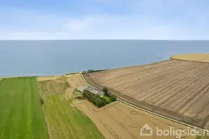 Landejendom på Karlby Strandvej 21, 8500 Grenaa
