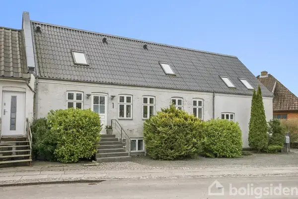 Historisk ejendom i moderne rammer med stor privat have