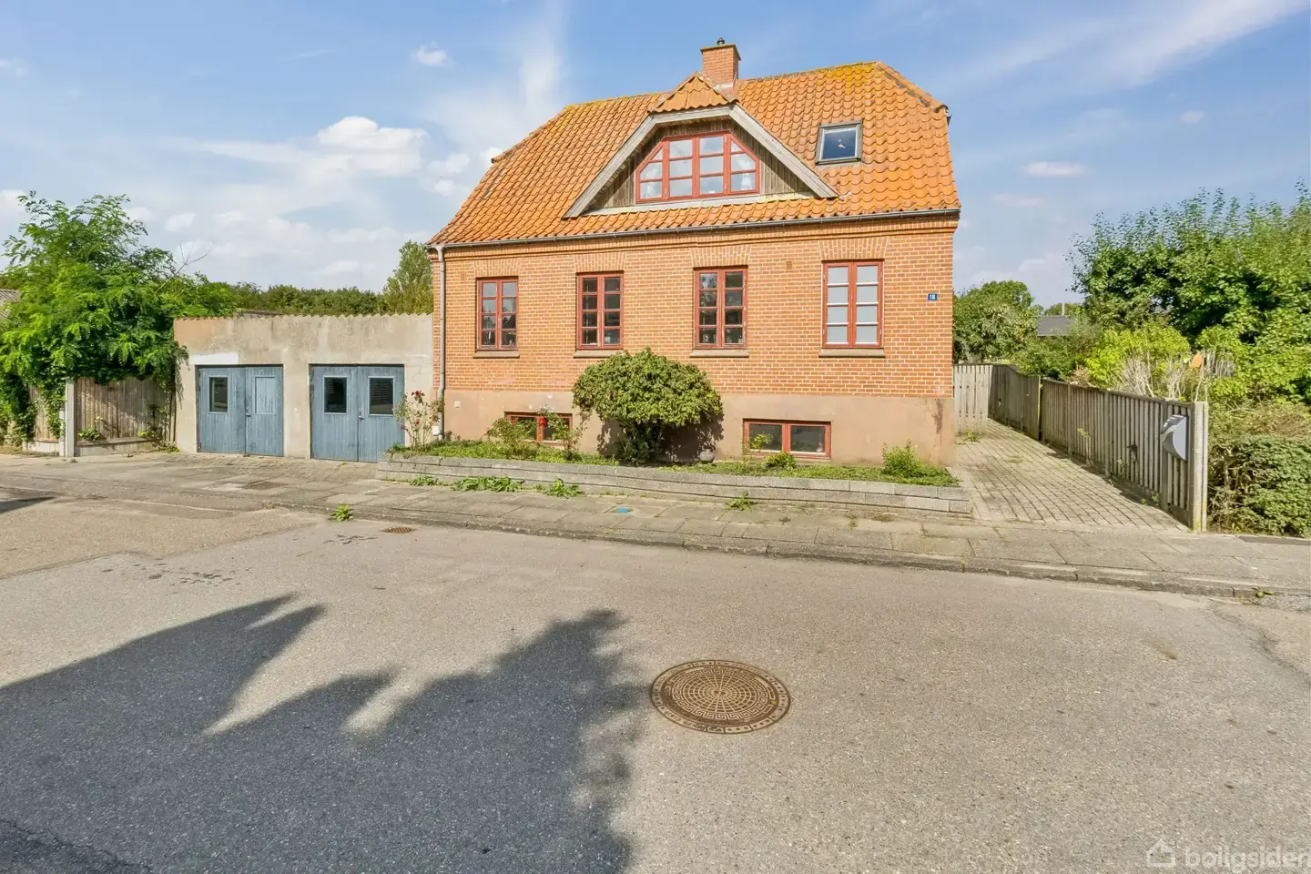 Klassisk rødstensvilla med stor privat have