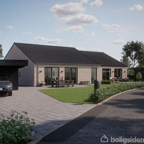 En lav, moderne bungalow med store vinduer står i en velplejet have. En åben garage til venstre huser en bil. Solen skinner, og der er træer i baggrunden.