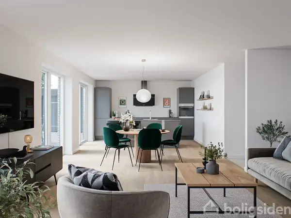 Stue og køkken i åben planløsning. Stuen har sofa, sofabord og tv. Køkkenet har spisebord med grønne stole. Store vinduer tillader naturligt lys. Minimalistisk indretning med potteplanter.