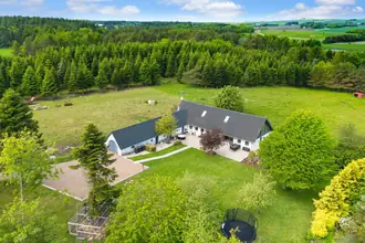 Landejendom på Vinstrupvej 230, 9800 Hjørring