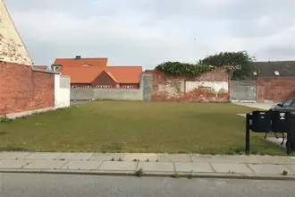 Helårsgrund på Jernbanegade 7, 9670 Løgstør