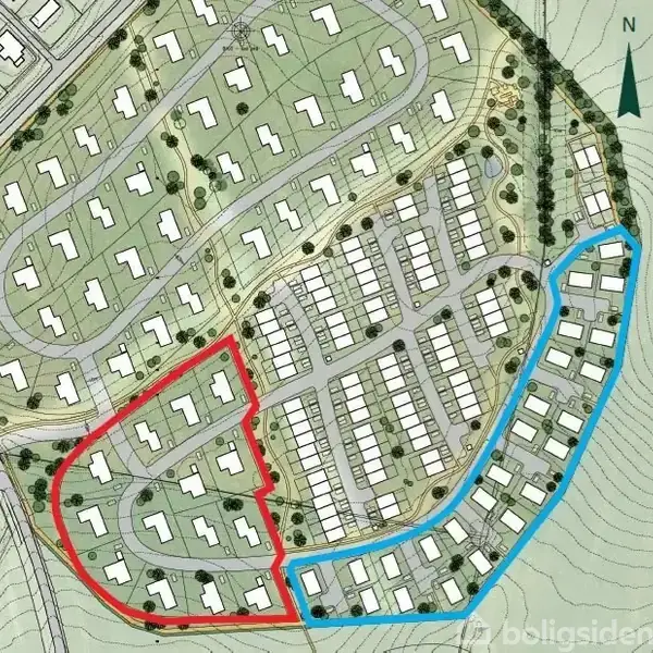 Byplan fremviser et boligområde med hvide rektangulære huse, omgivet af veje og grønne områder. Et rødt og et blåt omrids markerer specifikke områder. Ingen tekst er til stede.