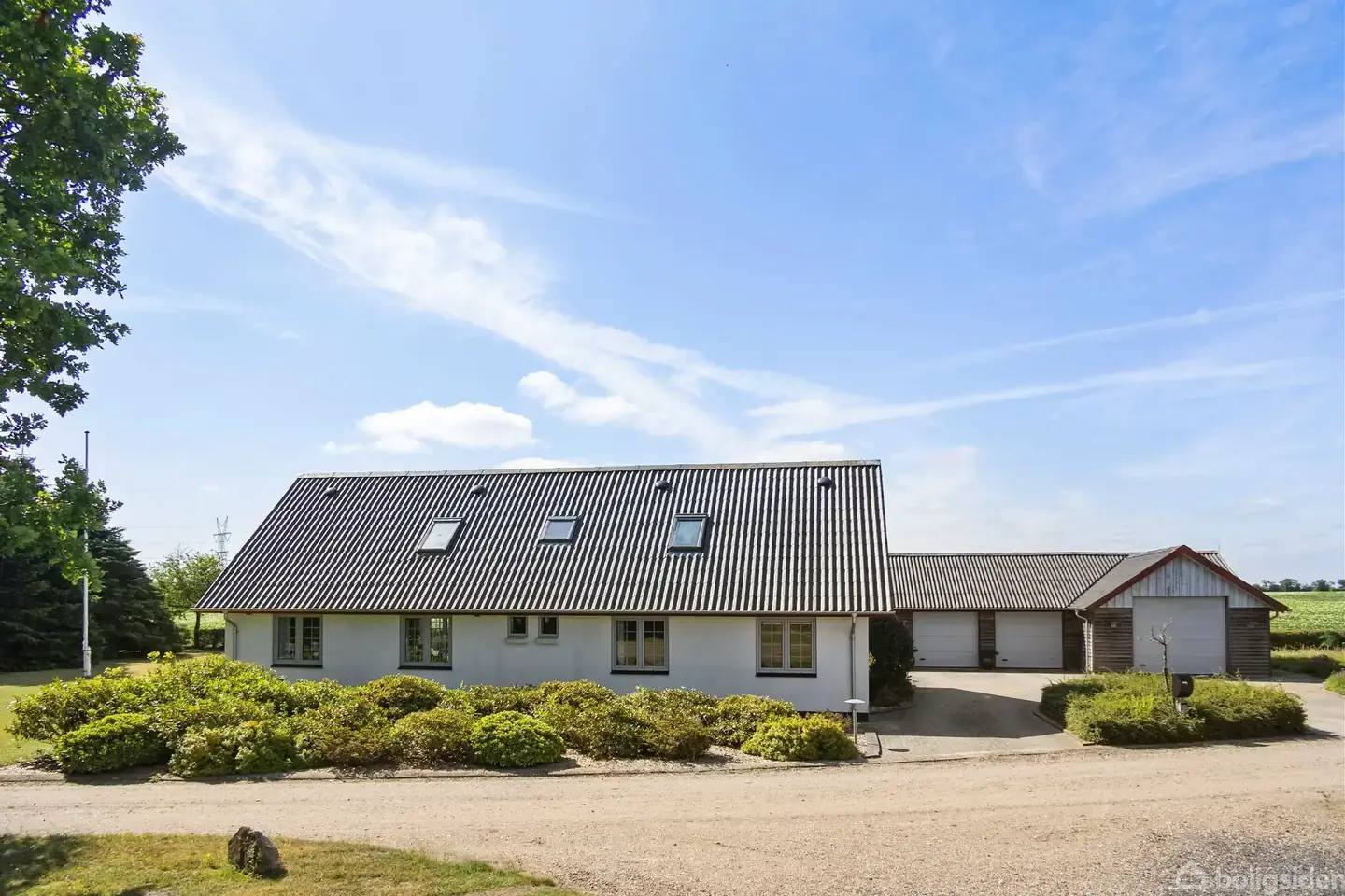 Plads til familien med en skøn udsigt over åbne marker og en stor garage. - Visning 2