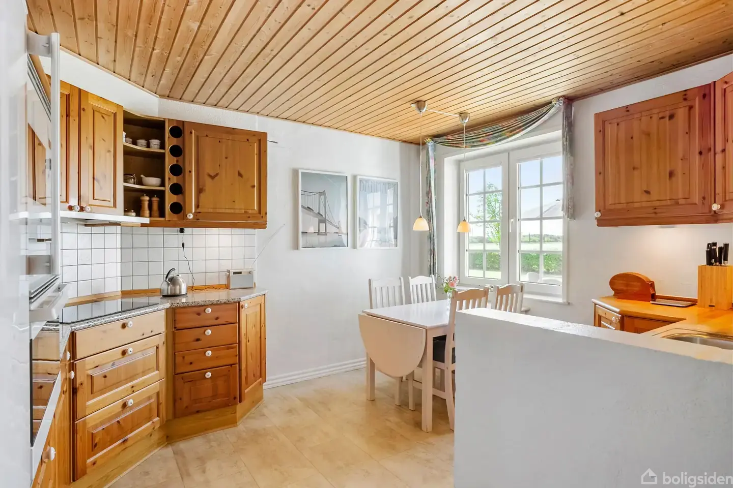 Plads til familien med en skøn udsigt over åbne marker og en stor garage. - Visning 5