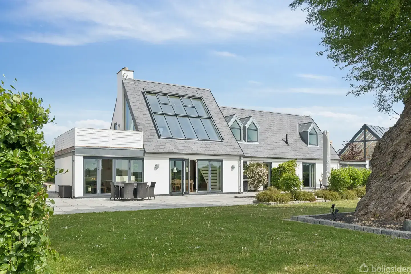 Arkitekttegnet villa i Brøndby Strand med udsigt til natur og vand