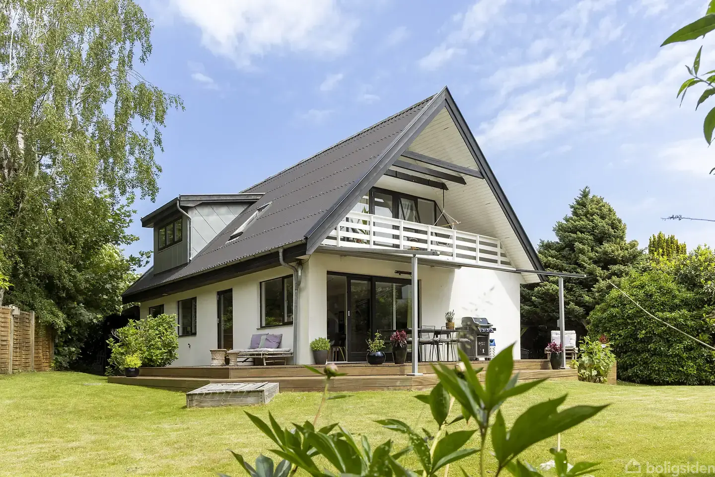 Kystnær villa mellem Espergærde og Humlebæk med skøn have og fælles strandgrund, Espergærde