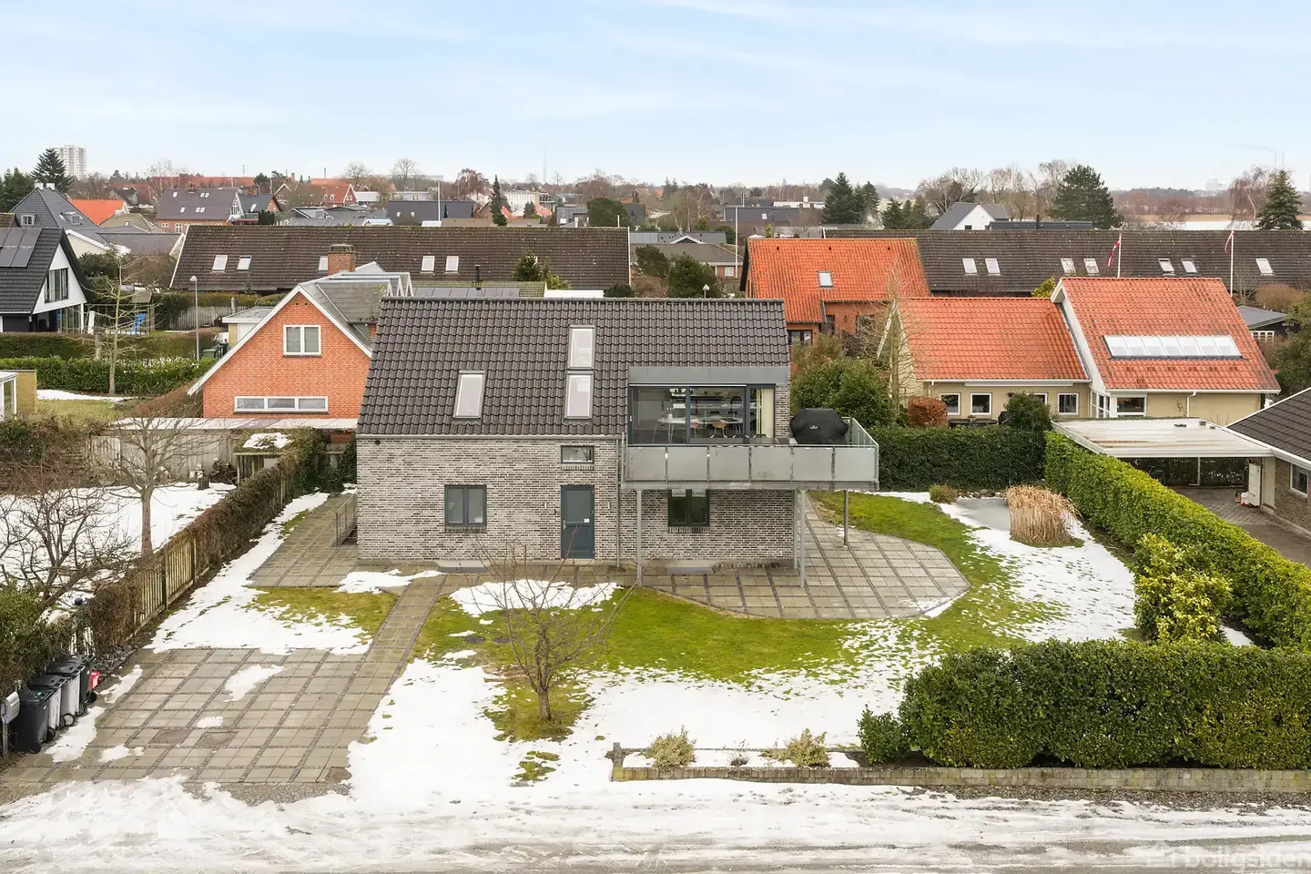 Arkitekttegnet villa i Vallensbæk Strand med vandudsigt, altan og komfort
