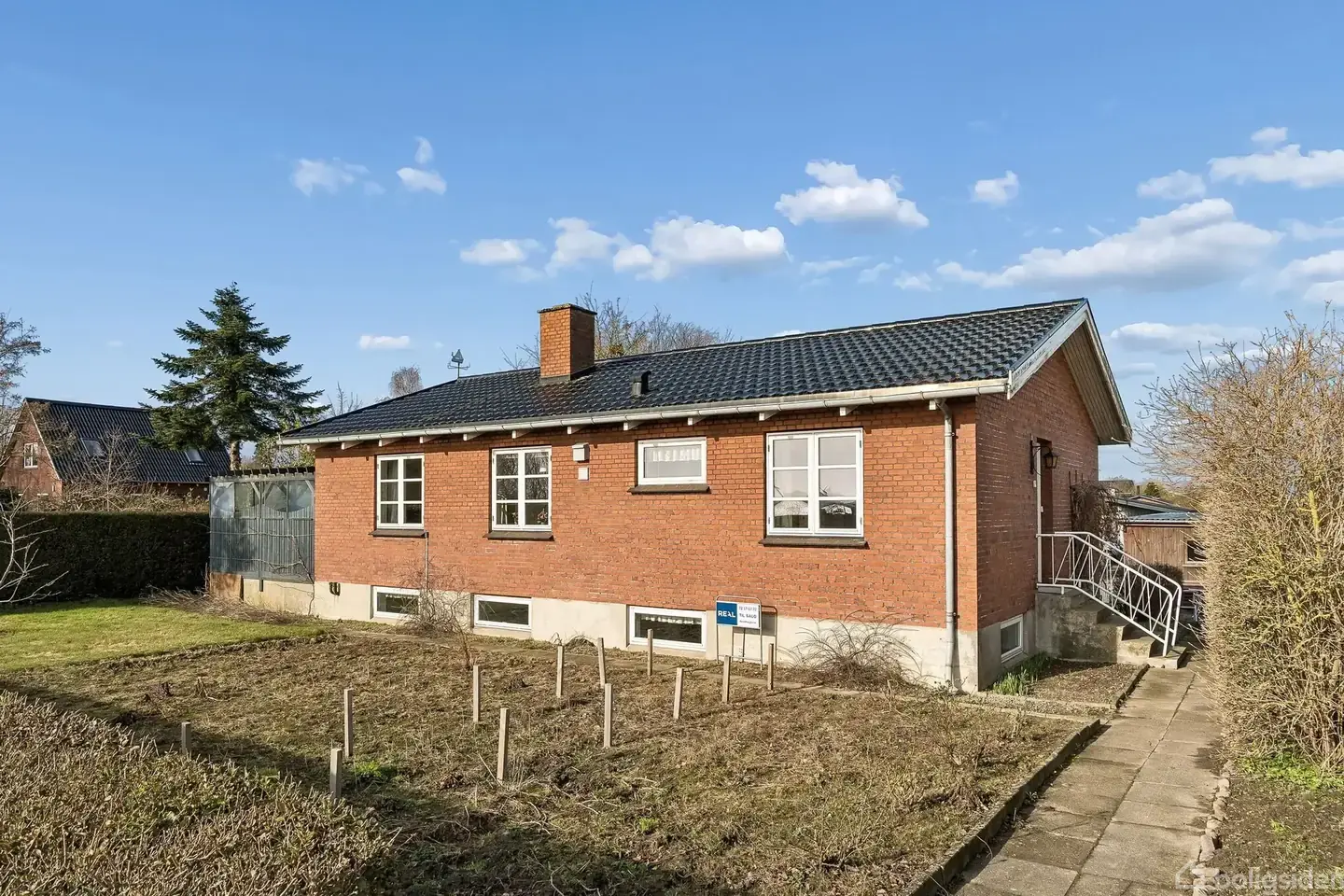 Velholdt rødstensvilla i Lendemarke med kig til Stege Nor