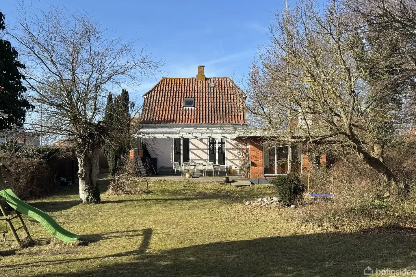 Nydeligt istandsat familievilla i Rønne Nord med 4 værelser og stor, ugeneret grund - få minutter fra skov og strand.