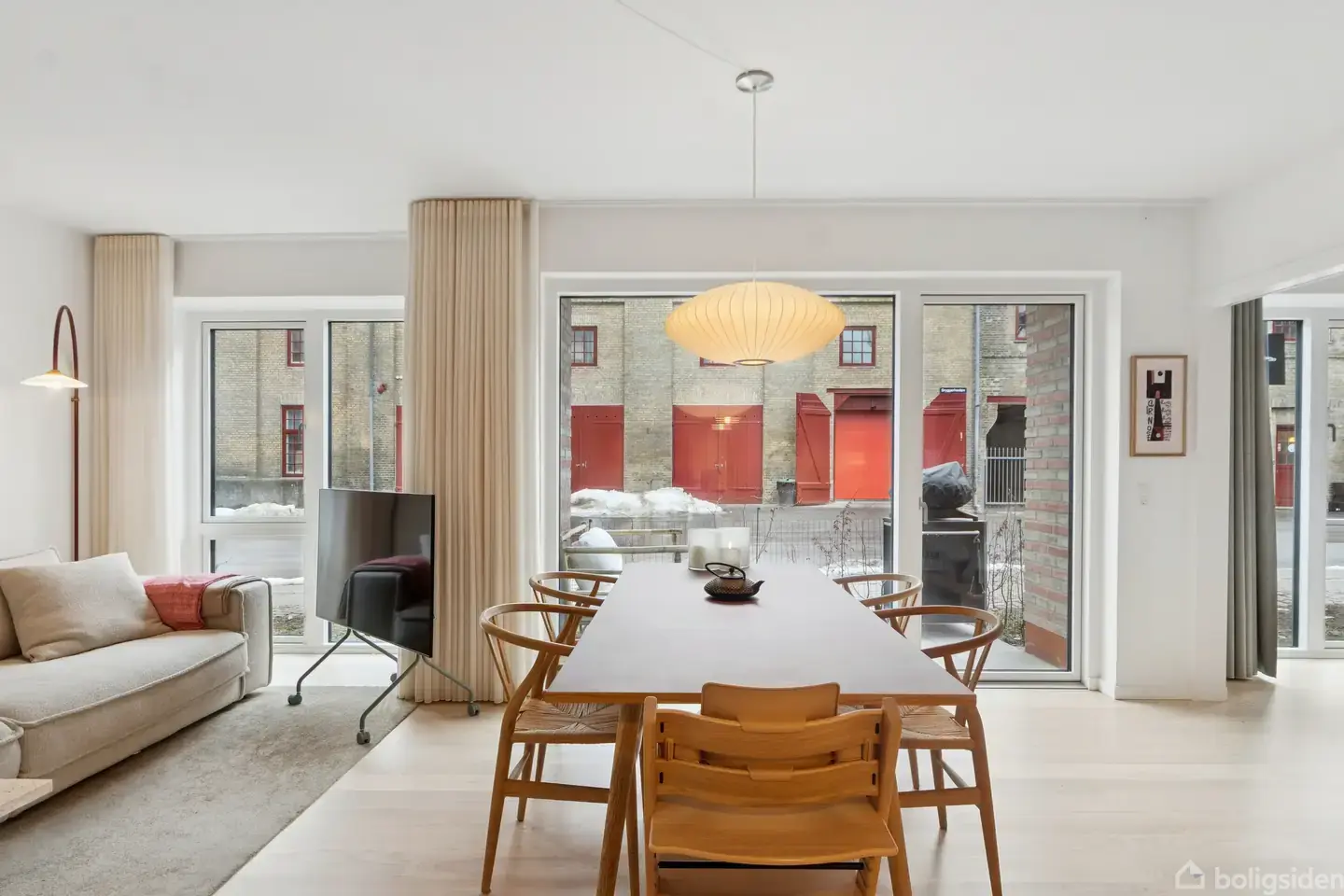 Lys og moderne 4-værelses stuelejlighed med sydvendt udeareal.