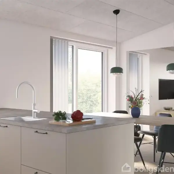 Et moderne køkken med en hvid bordplade og vask; grøntsager ligger på skærebræt. To pendellamper hænger over spisebordet i en lys stue med store vinduer og minimalistisk indretning.